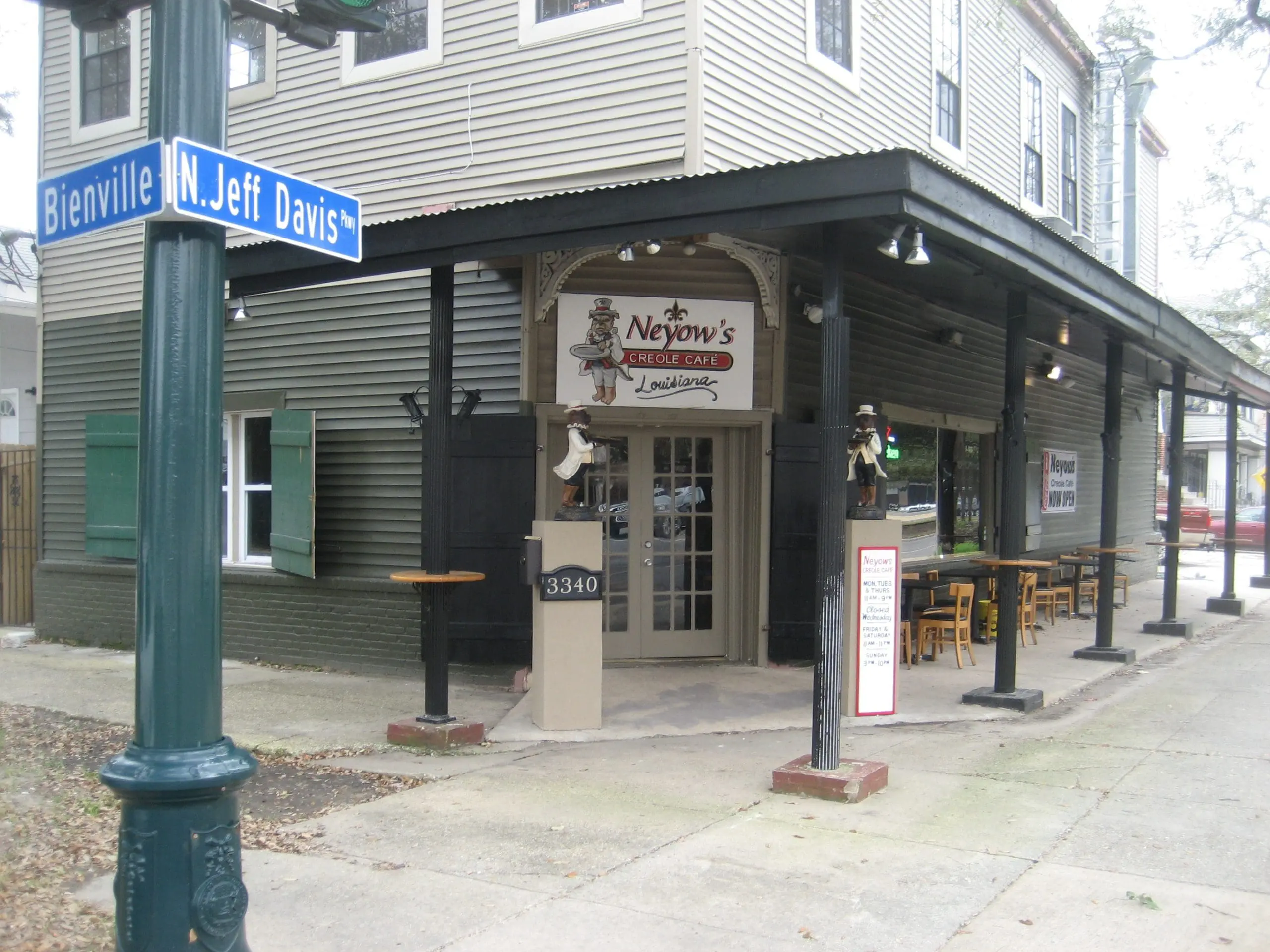 "File:NeyowsBienvilleJeffDavisNOLA.JPG" by Infrogmation of New Orleans is licensed under CC BY-SA 3.0.