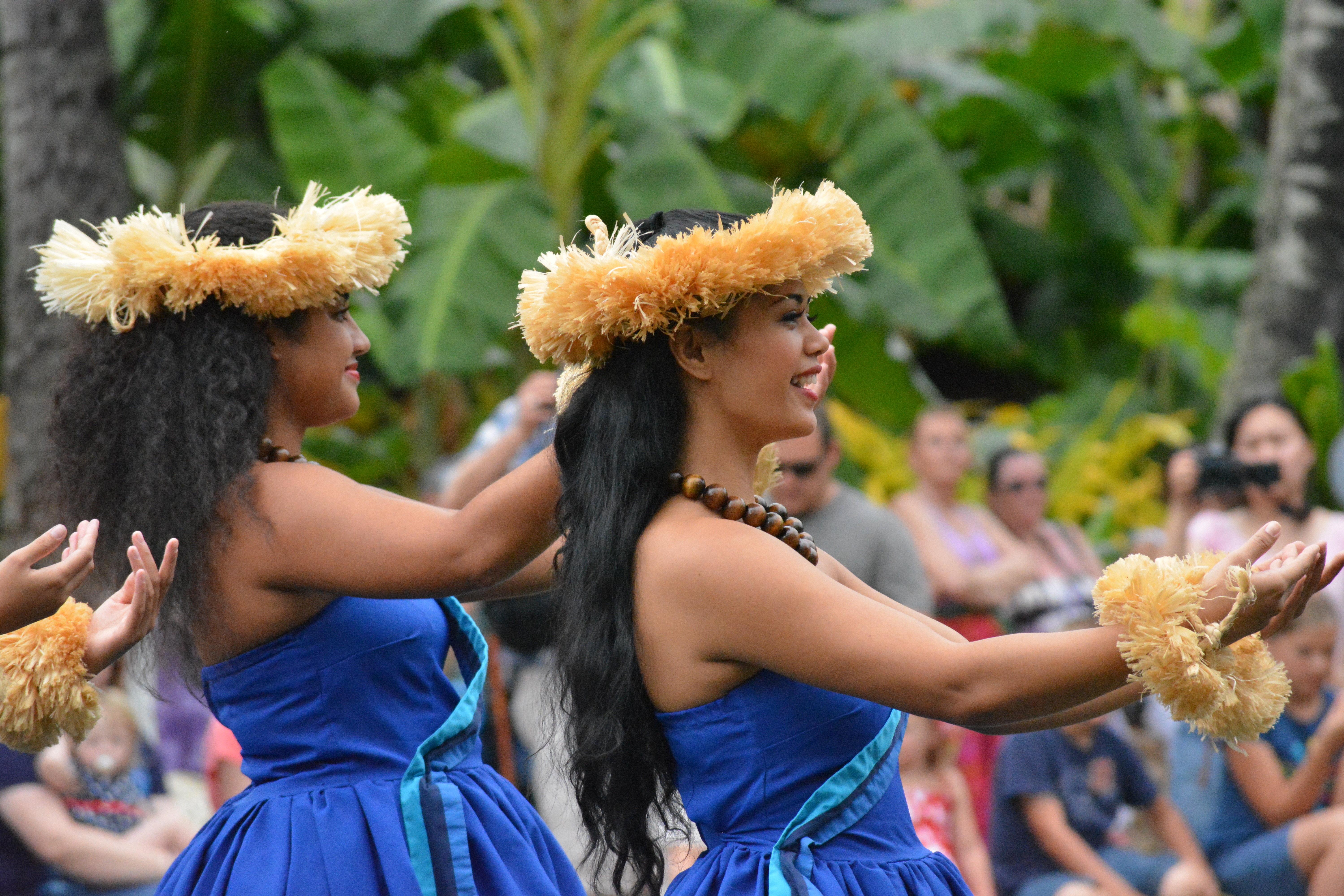 Hawaii women dancing