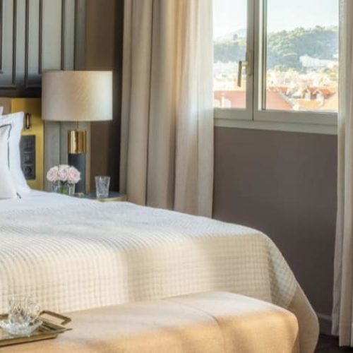 anantara_plaza_nice_hotel_deluxe_room_bed_880x475