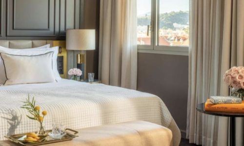 anantara_plaza_nice_hotel_deluxe_room_bed_880x475