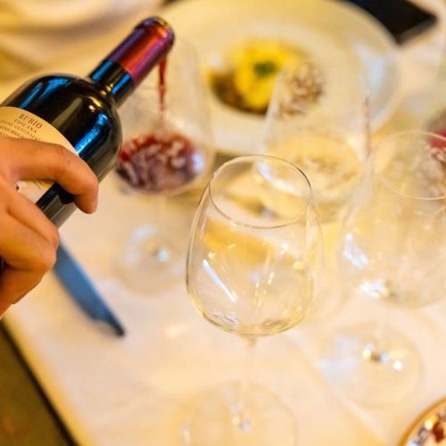 Traveldivas wine pouring