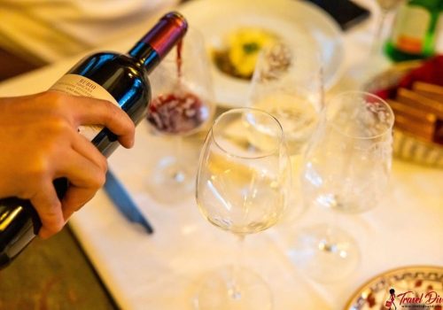 Traveldivas wine pouring