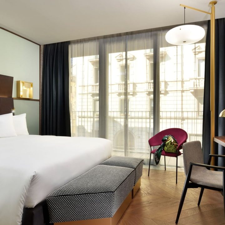 ue-milanoverticale-milano-deluxe-room-2100x1402-6e6b09e9-0176-468d-b34b-2f143c63c2f0-1-min_square