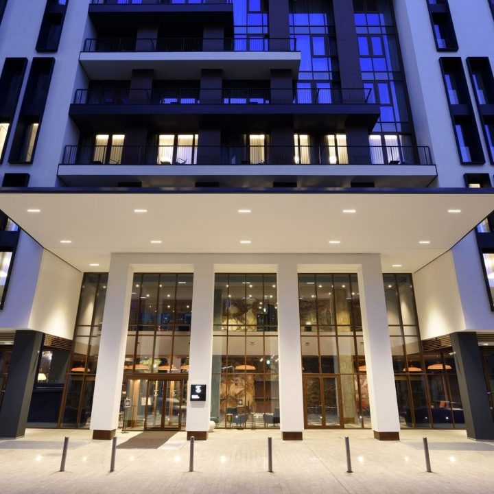 ue-milanoverticale-milano-entrance-hero-2100x1375-ee5a2ec4-f419-4b58-9a4d-034df379a076-min_square