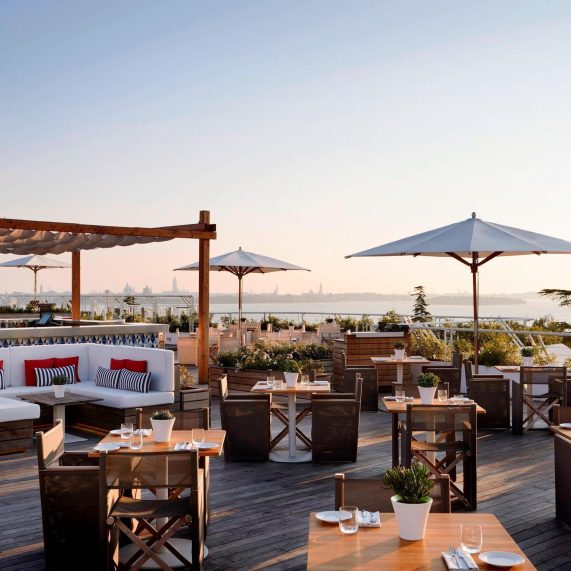 vcejw-poolside-0157-hor-clsc